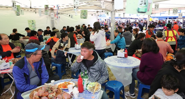 고성 가리비 축제 '인산인해'